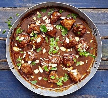 Møre, brunede kødstykker i mørk sauce med mandler og persille